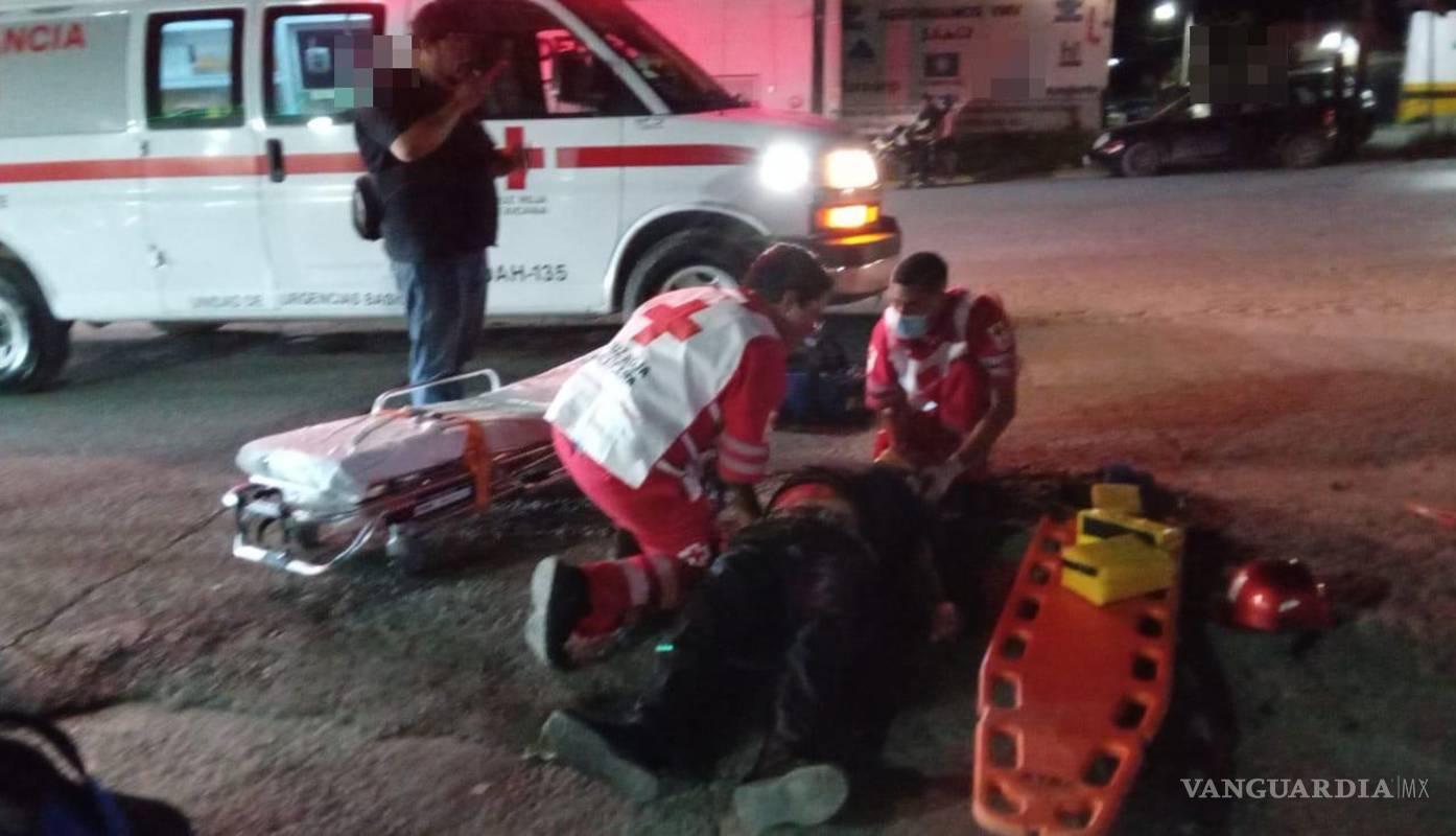 $!Testigos relataron que el presunto responsable levantó su moto y se dio a la fuga.