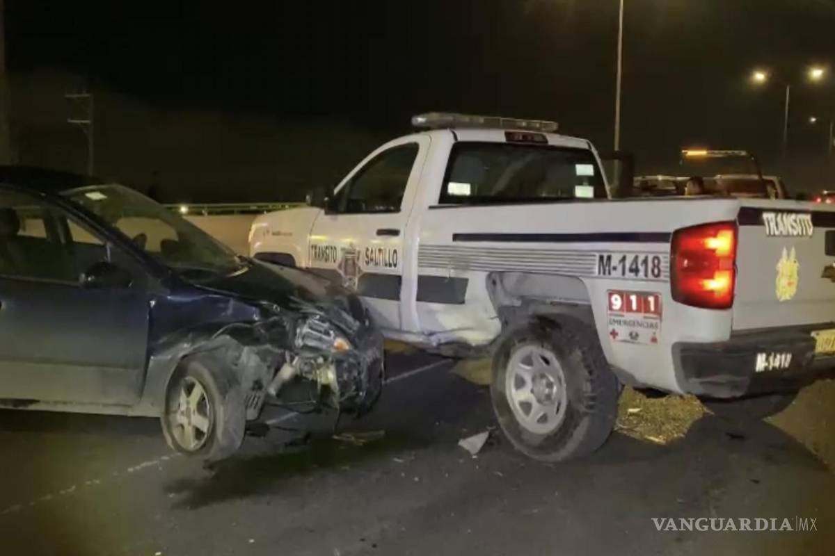 Conductor choca contra patrulla que abanderaba accidente en bulevar Fundadores, Saltillo
