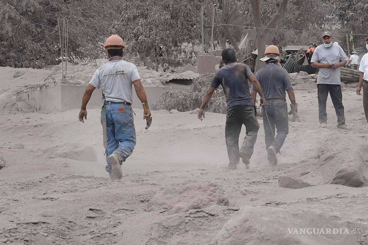 Sube a 99 la cifra de muertos por erupción en Guatemala; erupción no se detiene
