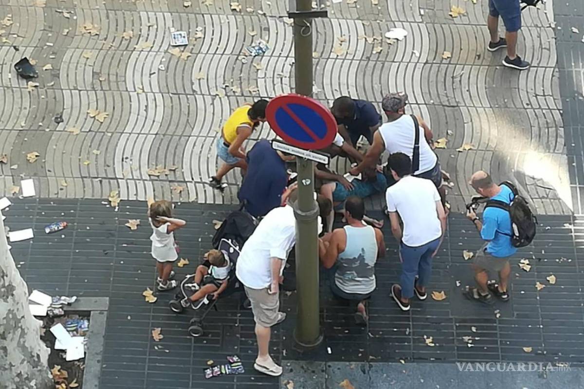 'Si alguien está muriendo a tu lado... no le grabas'; critican videos de atentado en Barcelona