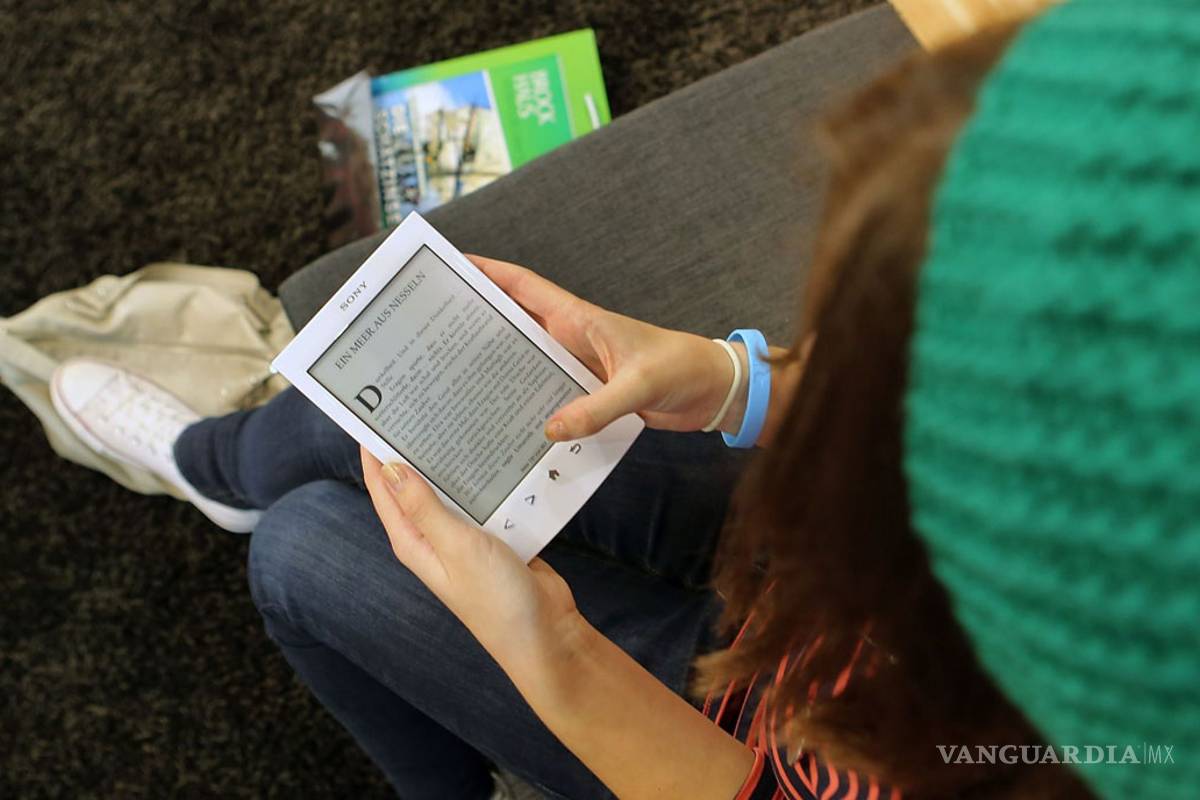 A los jóvenes mexicanos les gusta leer… pero no libros