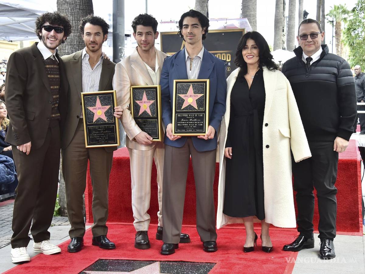 $!Jonas Brothers reciben estrella en el Paseo de la Fama y anuncian nuevo álbum