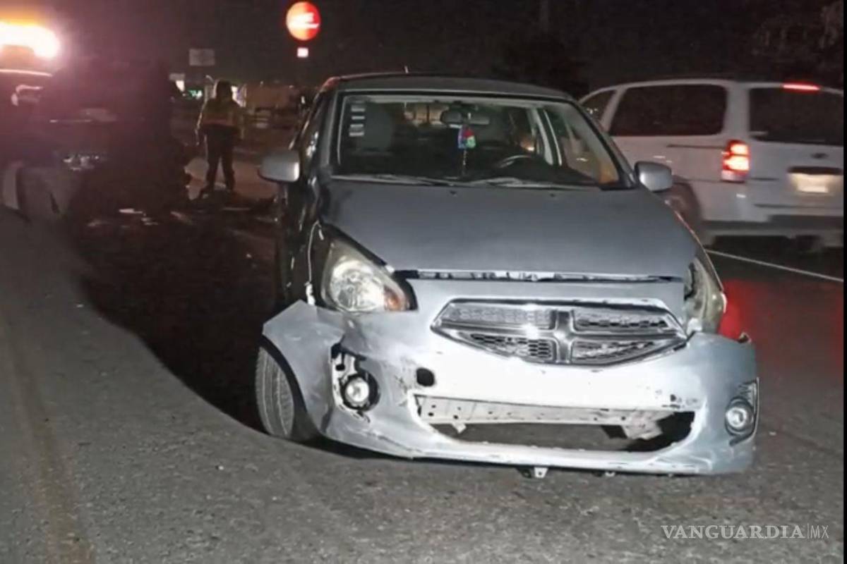 $!Uno de los vehículos involucrados terminó en sentido contrario luego de impactarse contra el muro de contención central.