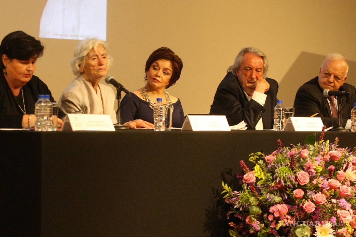 Martha Chapa es reconocida en INBA por 50 años de trayectoria