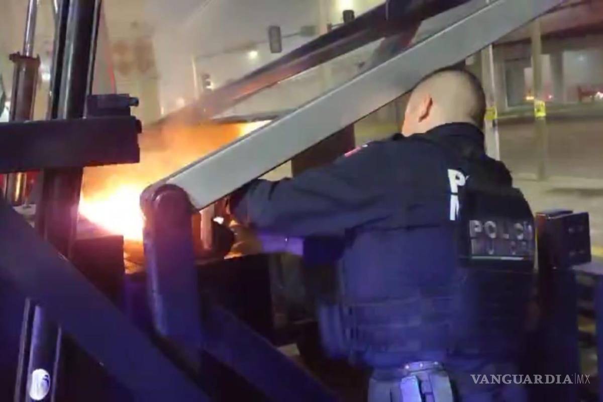 Hombre intoxicado lanza trapo con solvente e incendia caseta de policías en plaza al oriente de Saltillo