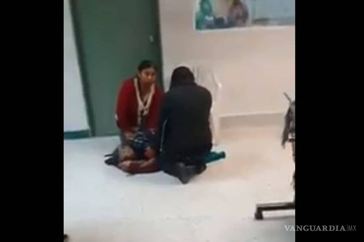 Mujer de la tercera edad espera ser atendida mientras está tirada en el piso