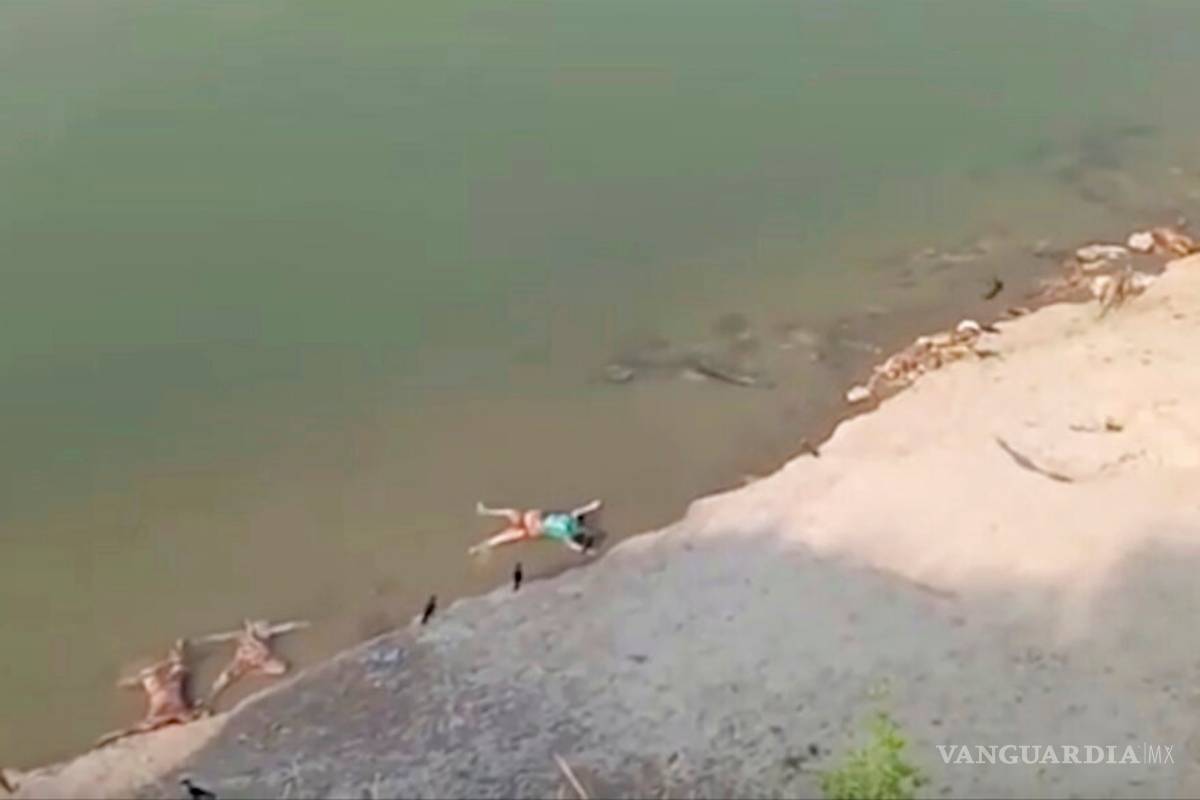 Hallan en India más de 70 cadáveres flotando en río Ganges; desconocen causa de la muerte