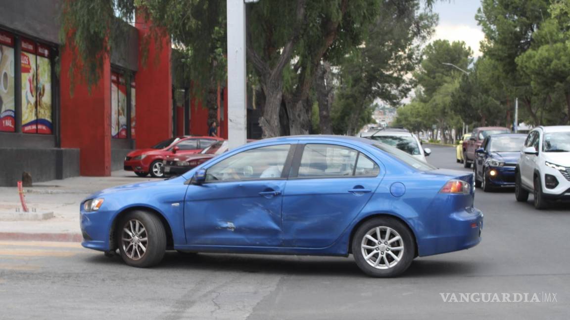 Se pasa rojo en V. Carranza y ocasiona choque múltiple en Saltillo