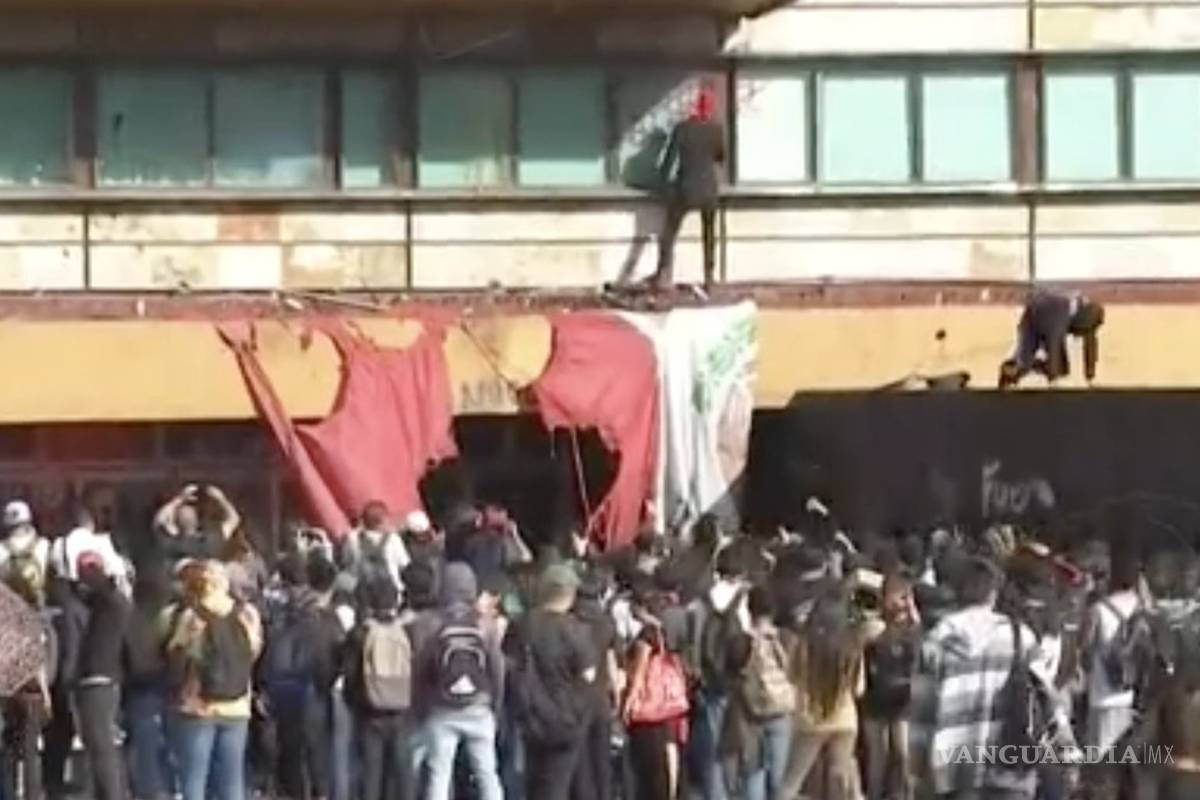 Incendian encapuchados Rectoría de la UNAM