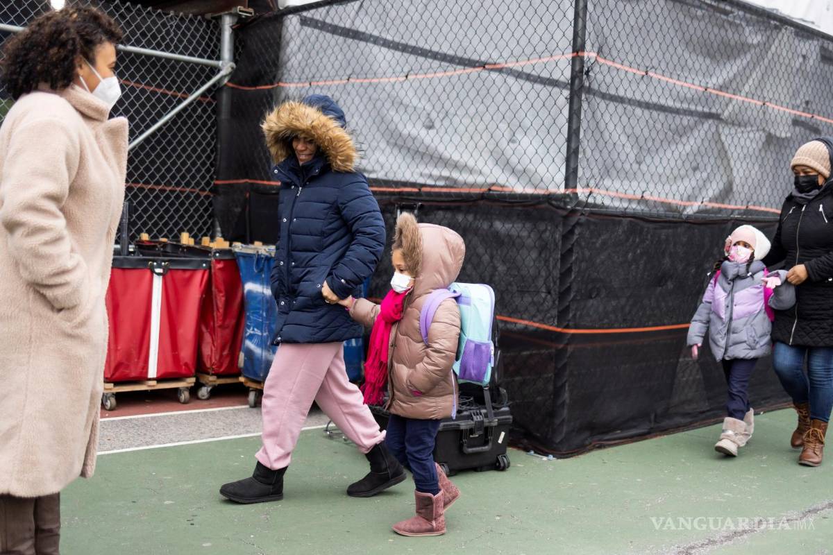 Pese a ser de los países con más casos de Ómicron, EU insiste en regresar a clases presenciales