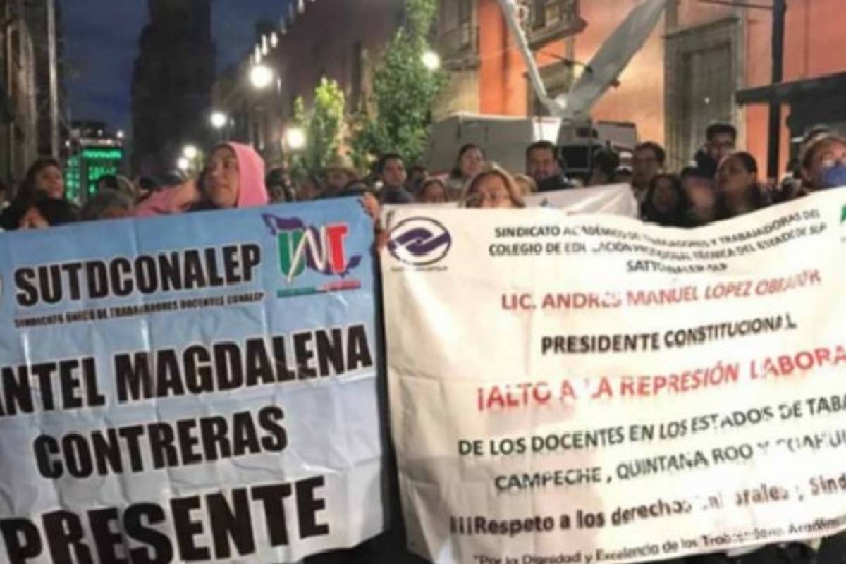 Maestros de telebachillerato y del Conalep exigen pagos, protestan en Palacio Nacional