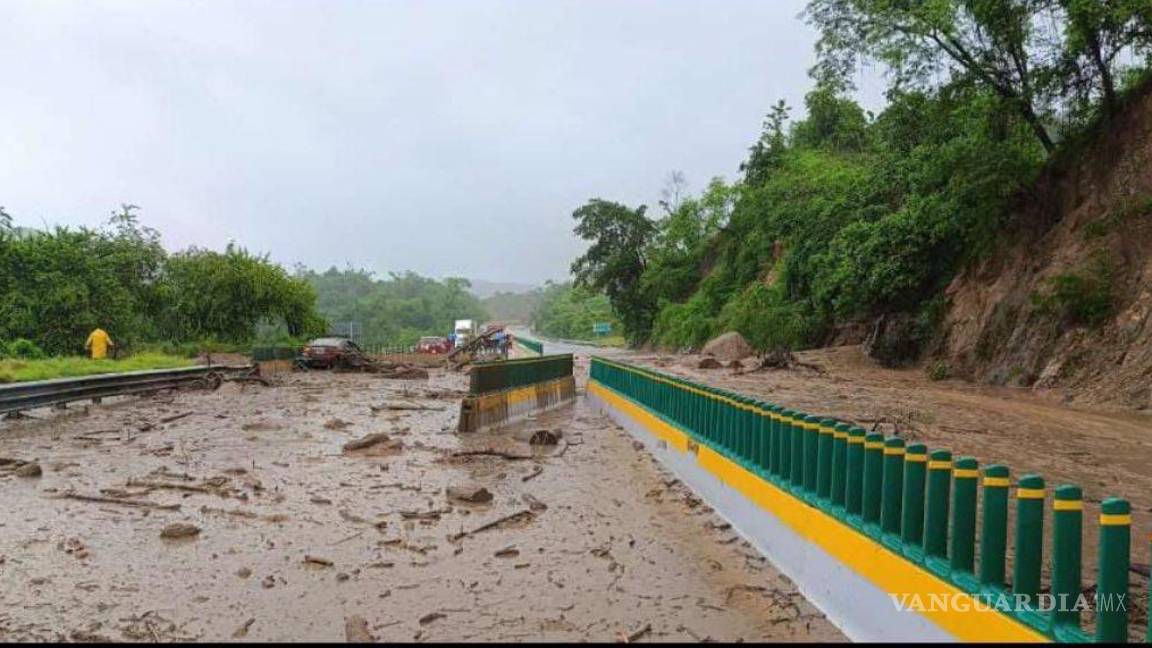 $!Huracán ‘John’ dejó daños en carreteras de Guerrero, Michoacán, Edomex y Oaxaca