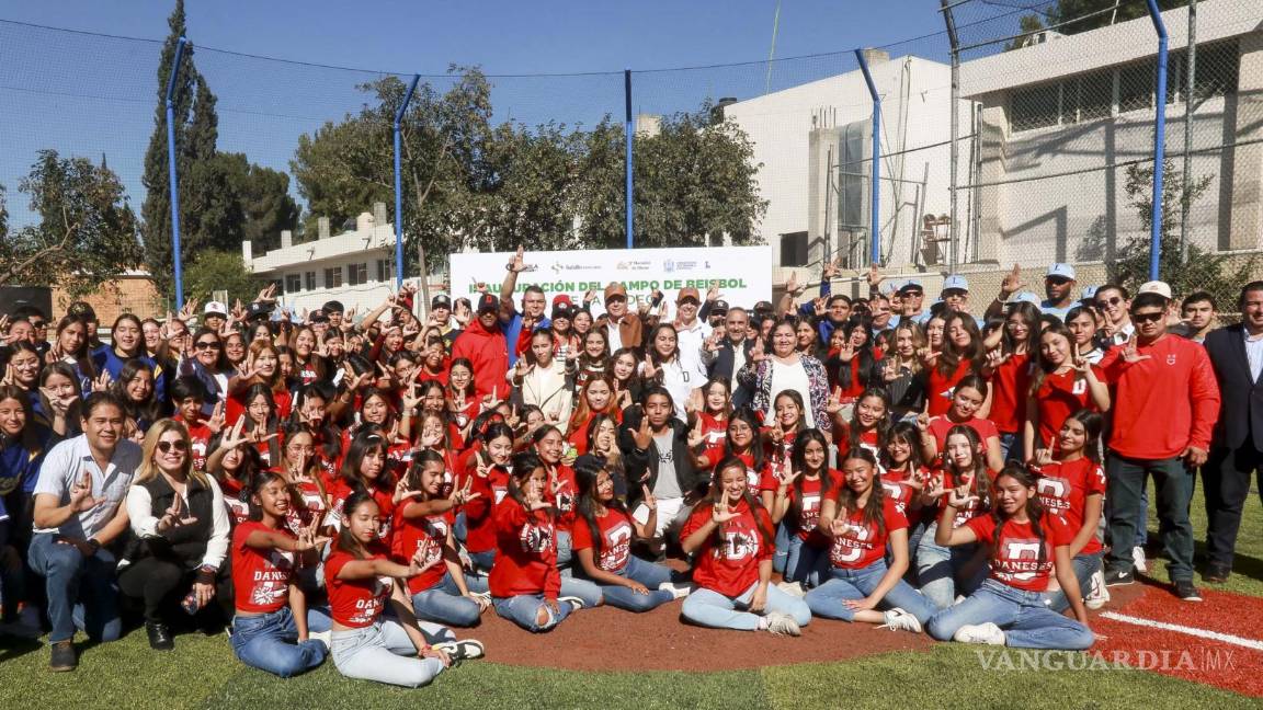 $!Estudiantes de la Universidad Autónoma de Coahuila, agradecieron al Municipio de Saltillo la inversión para mejora del campo de beisbol.