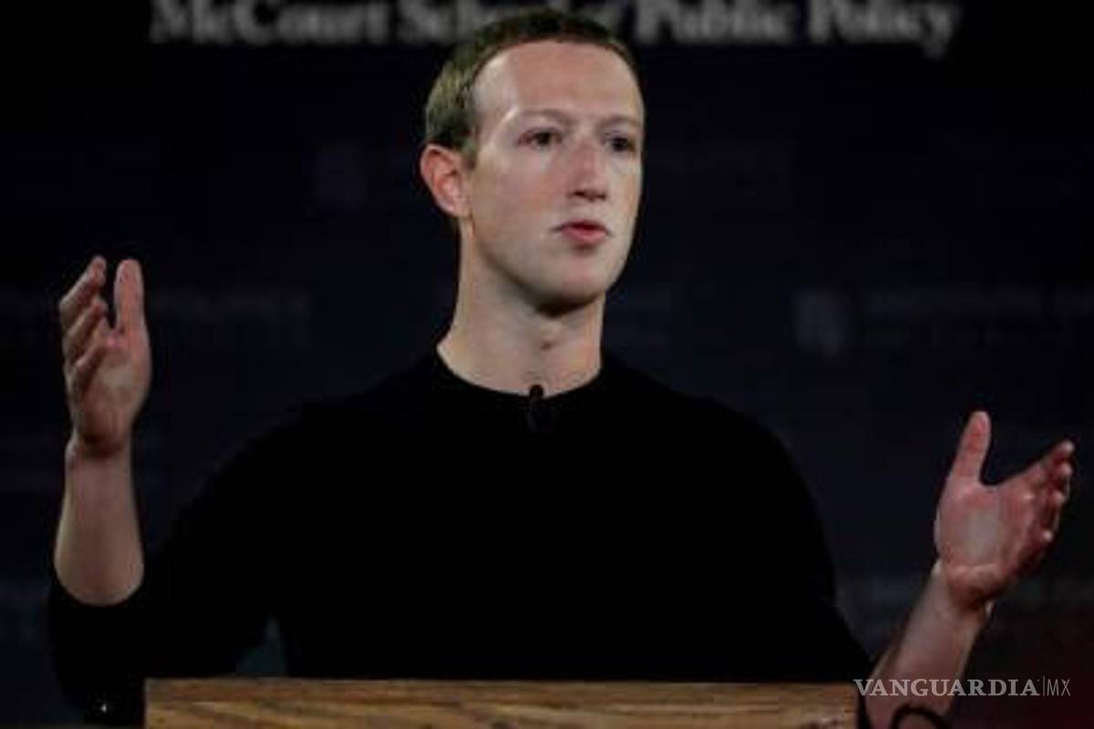Mark Zuckerberg critica a Twitter, 'redes sociales no tienen porque supervisar a políticos'
