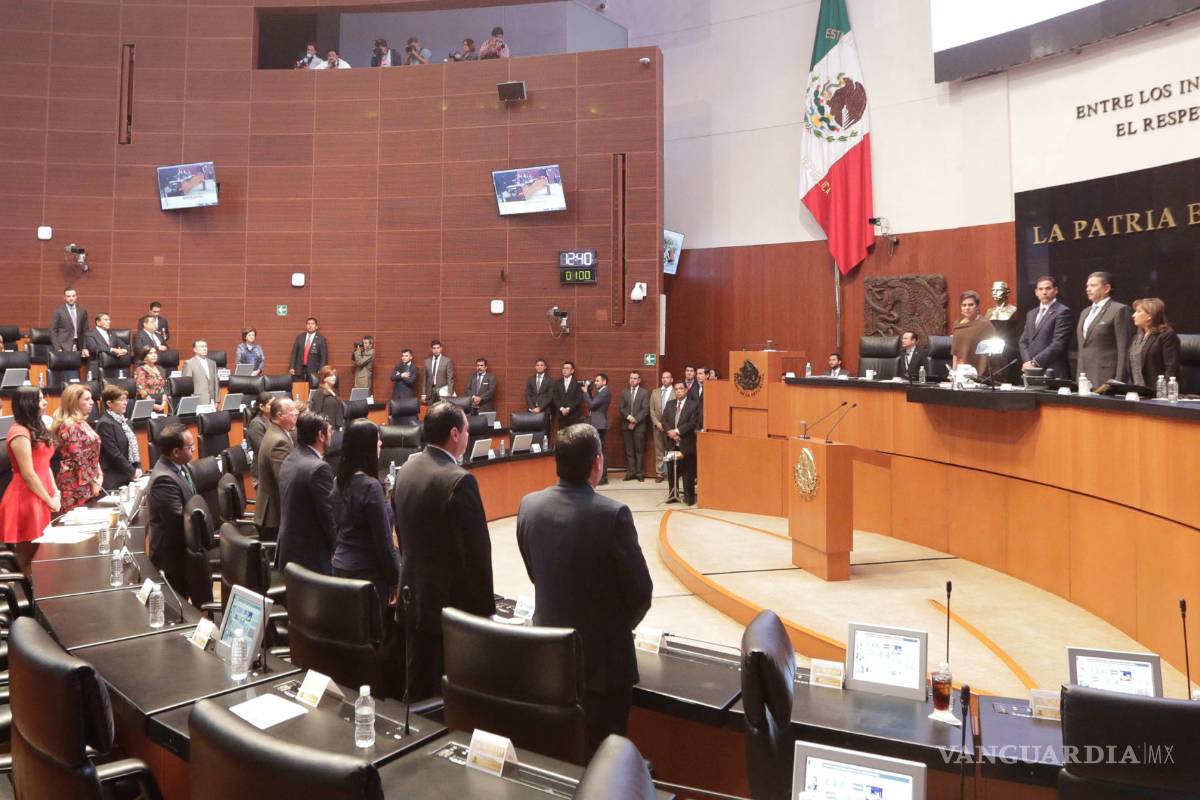 Senado guarda minuto de silencio y reconoce a héroes anónimos