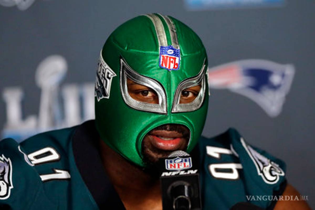 Previo al Super Bowl LII, Fletcher Cox se viste del luchador 'Súper Eagle'
