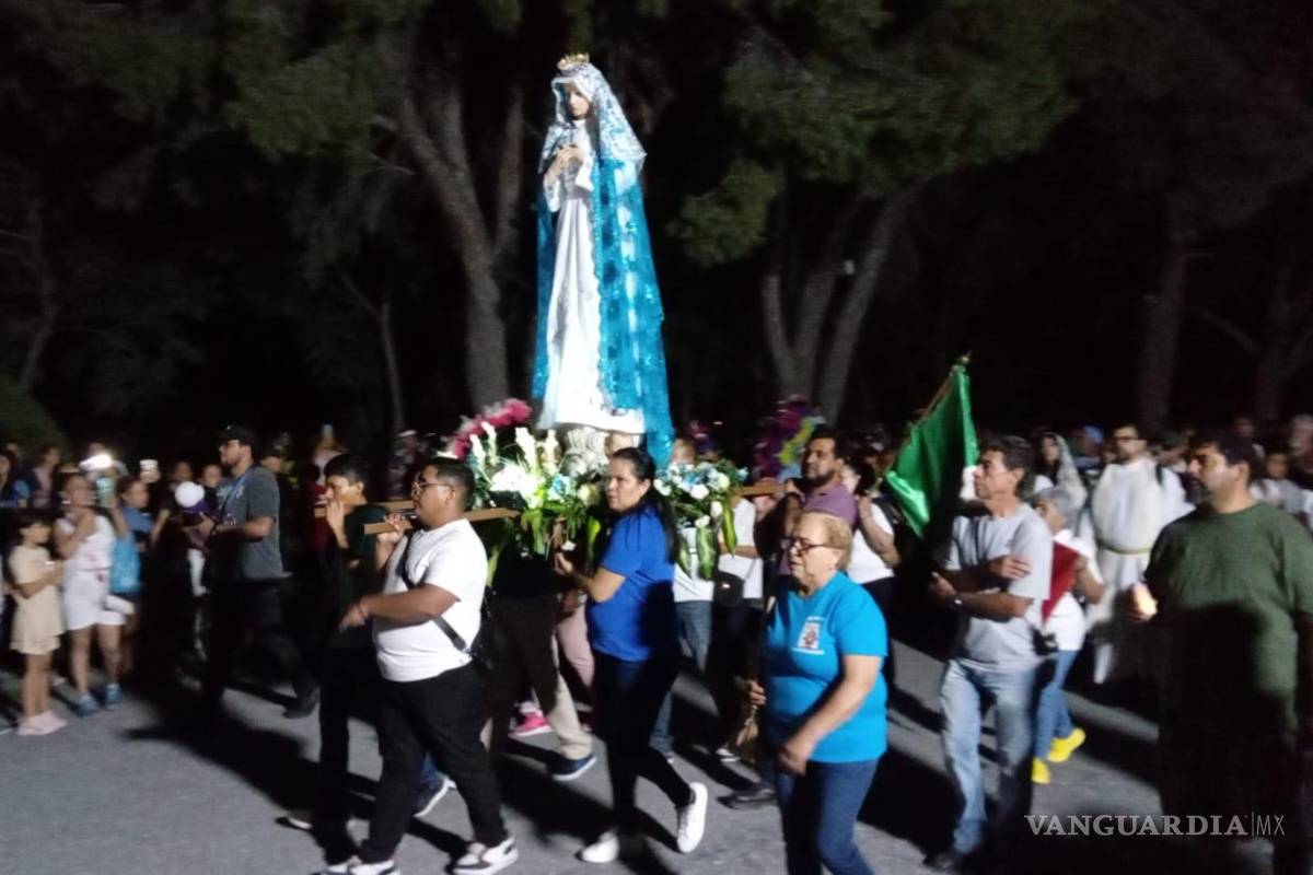 $!Feligreses acompañan la Virgen de la Asunción durante su descenso desde el cerro de Sombreretillo.