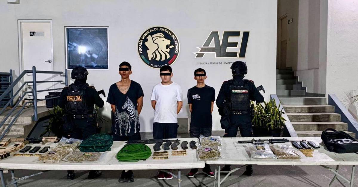 Detienen a tres jóvenes con armas largas en calles de Monterrey, Nuevo León