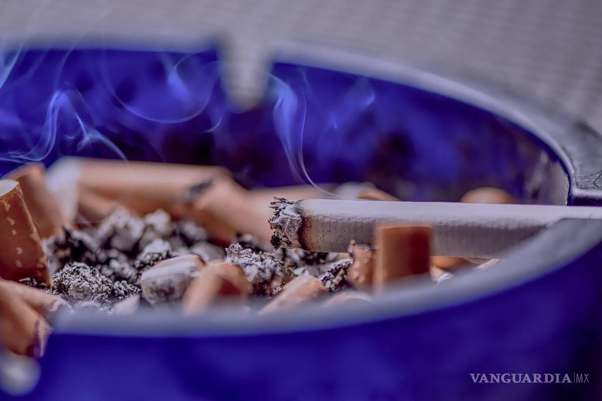 Incumplen bares del Centro de Saltillo reforma antitabaco; fuman en áreas prohibidas (video)