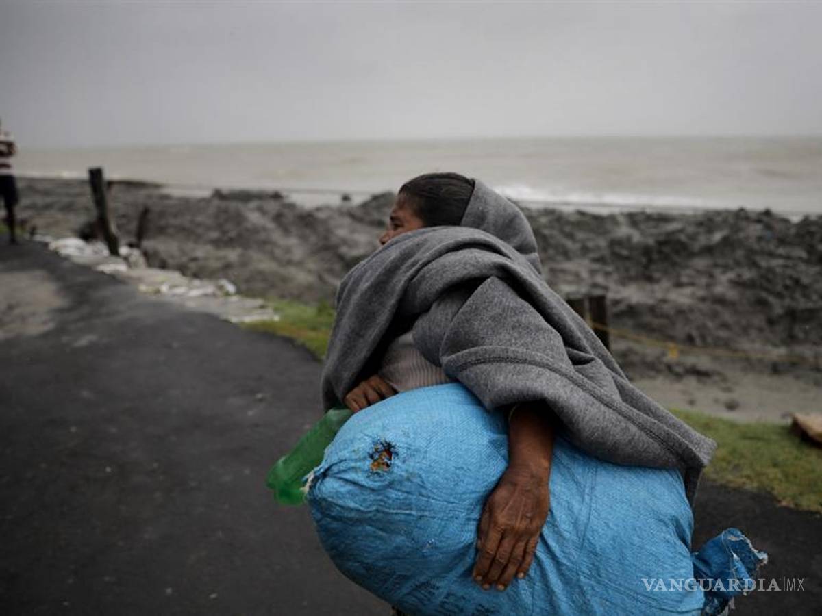 $!Super ciclón Amphan arrasa y destroza todo lo que se interpone en su paso por la India y Bangladesh (fotos)