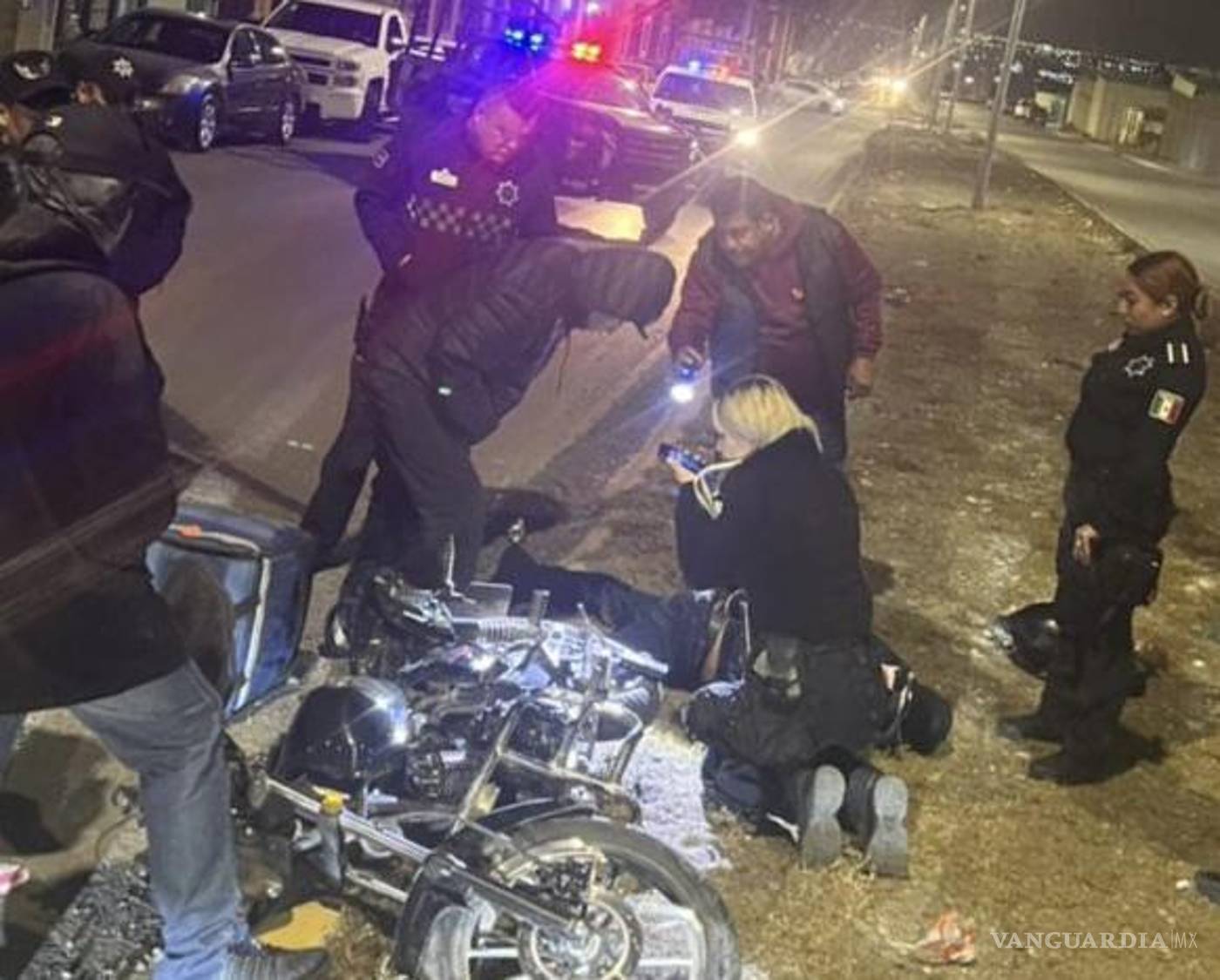 $!Un motociclista de 31 años perdió la vida tras impactarse contra una luminaria metálica en el cruce del bulevar Cedros y prolongación Cipreses.