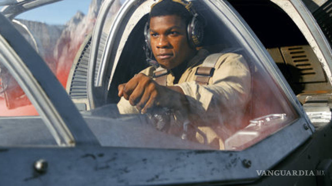 John Boyega comienza a acostumbrarse a verse en Star Wars