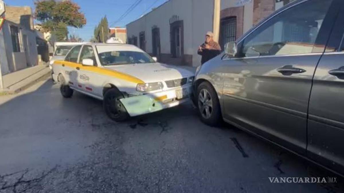 Taxista choca de frente contra una camioneta
