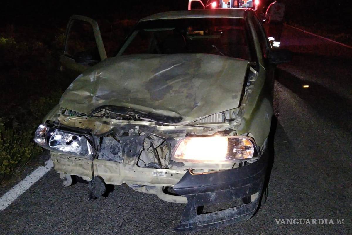 Se le atraviesa un caballo y su coche termina destrozado, en Parras