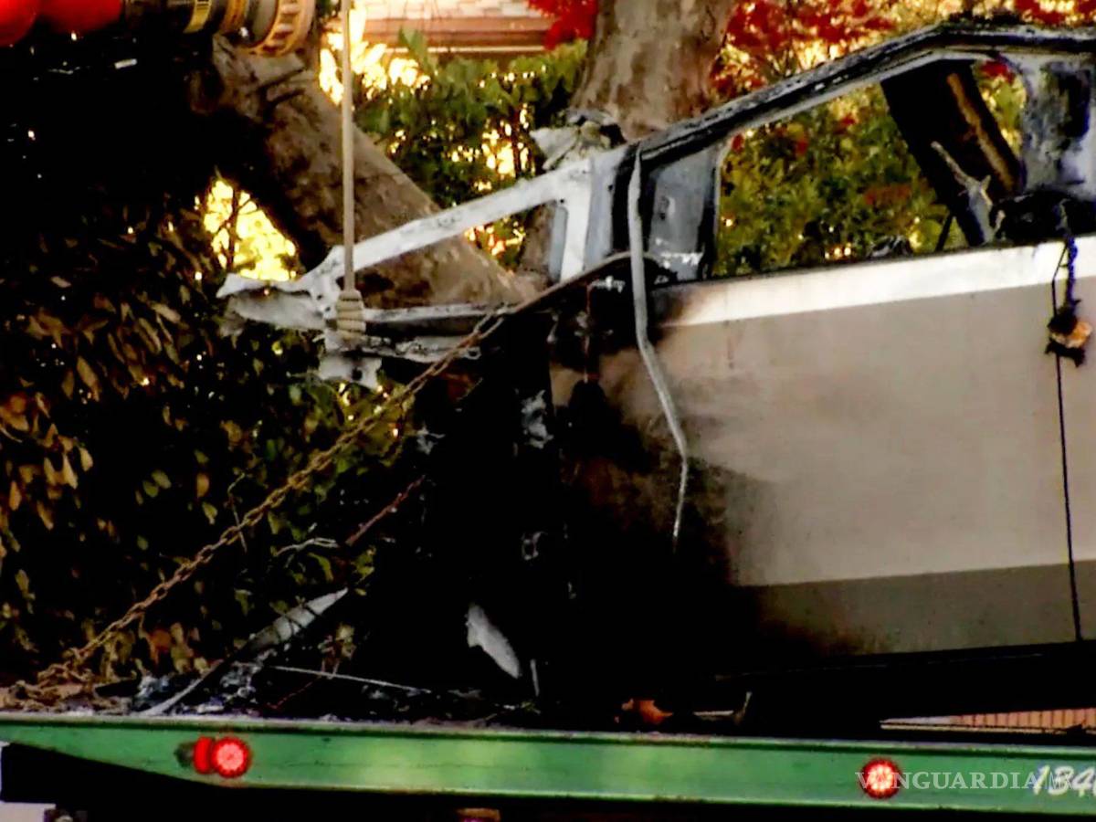 $!Cybertruck choca y se quema, tres mueren, en California