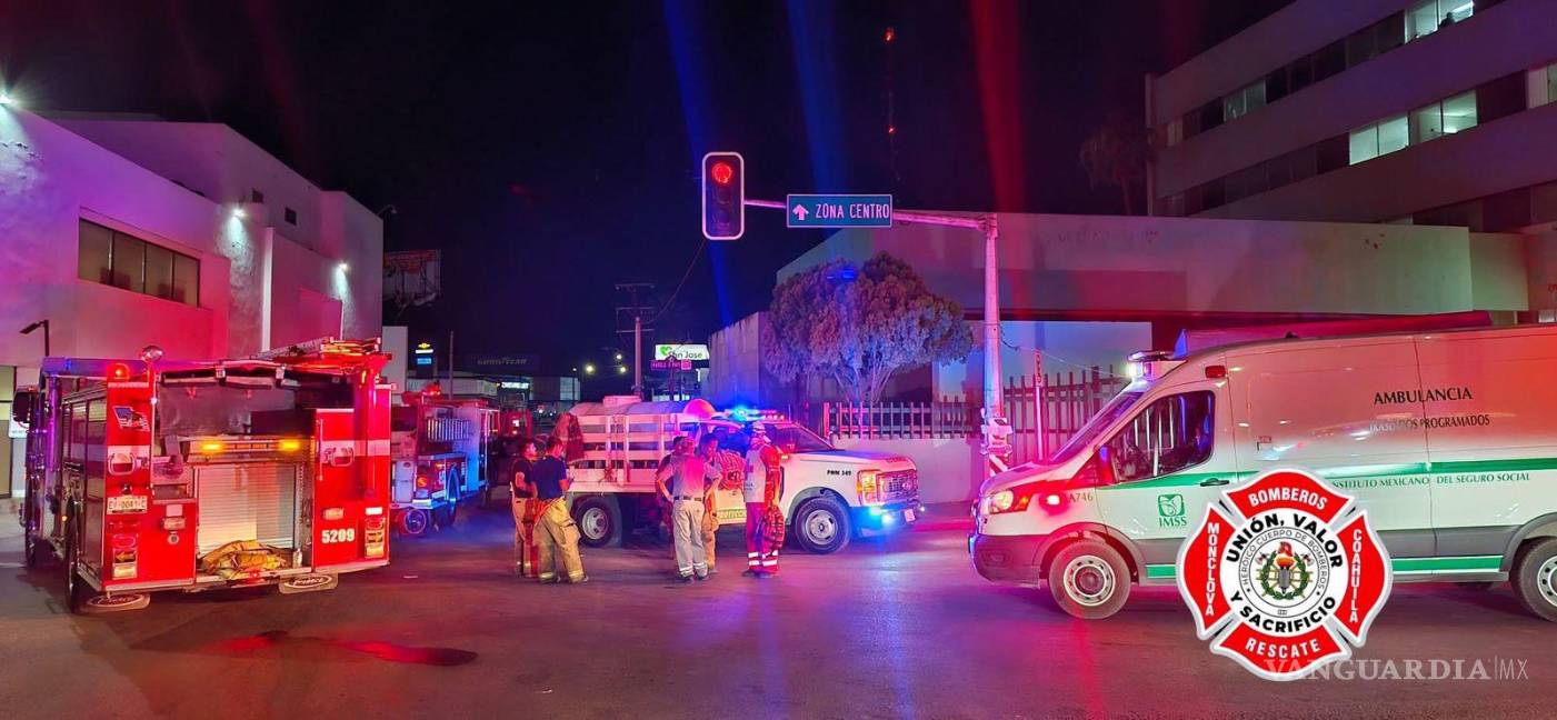 $!Pacientes, familiares y personal médico se concentraron en el exterior del nosocomio durante la evacuación.
