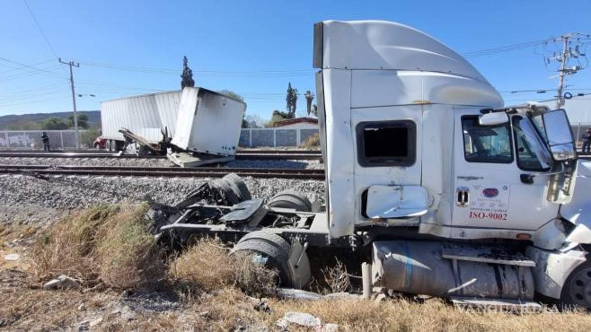 $!El conductor terminó embestido junto con su tráiler en las inmediaciones de la carretera rumbo a Ramos Arizpe.