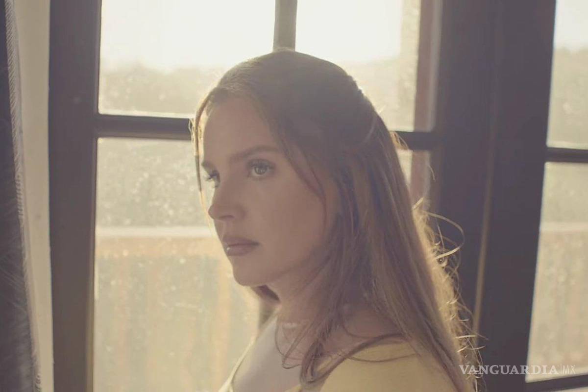 Revela Lana del Rey detalles de su octavo álbum de estudio “Blue Banisters” y libera sencillo “Arcadia”