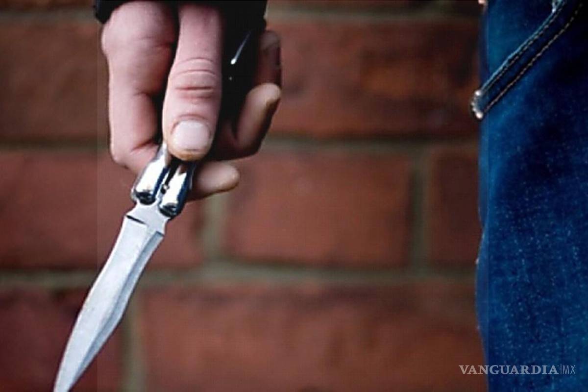 Hieren a joven con arma blanca en la espalda en Piedras Negras