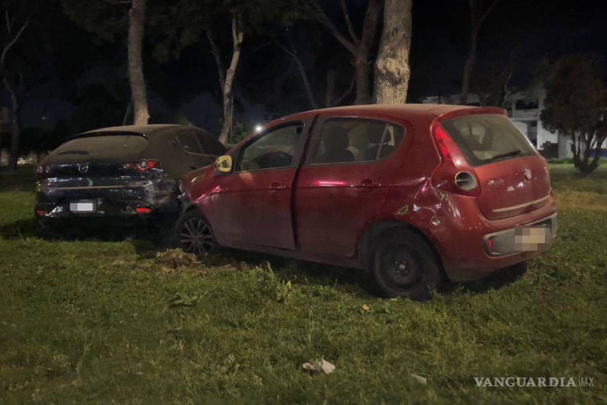 Invade carril y provoca aparatoso choque en Saltillo; ninguno aceptó su responsabilidad