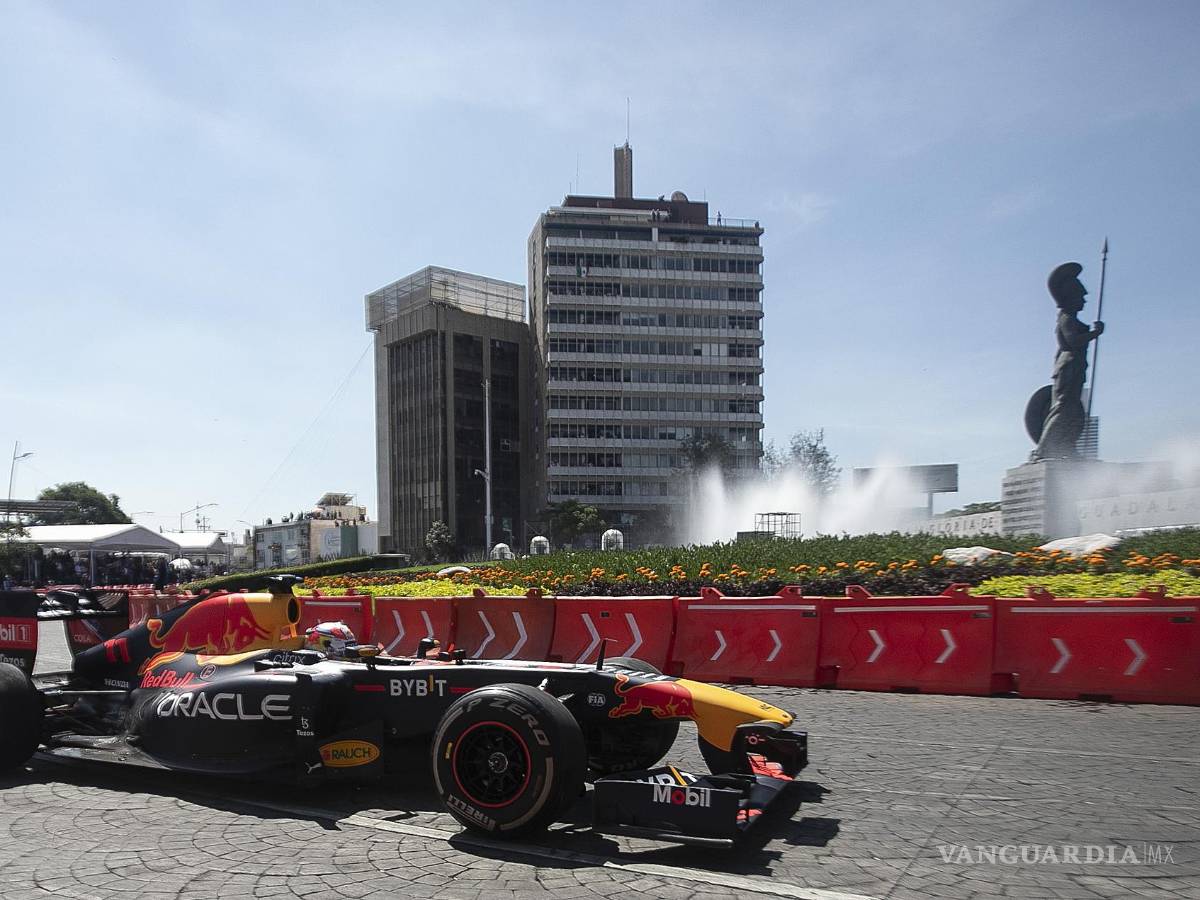 $!Cientos, si no es que miles, se congregaron en la Avenida Vallarta, desde la Glorieta de la Minerva hasta la Plaza Vallarta.