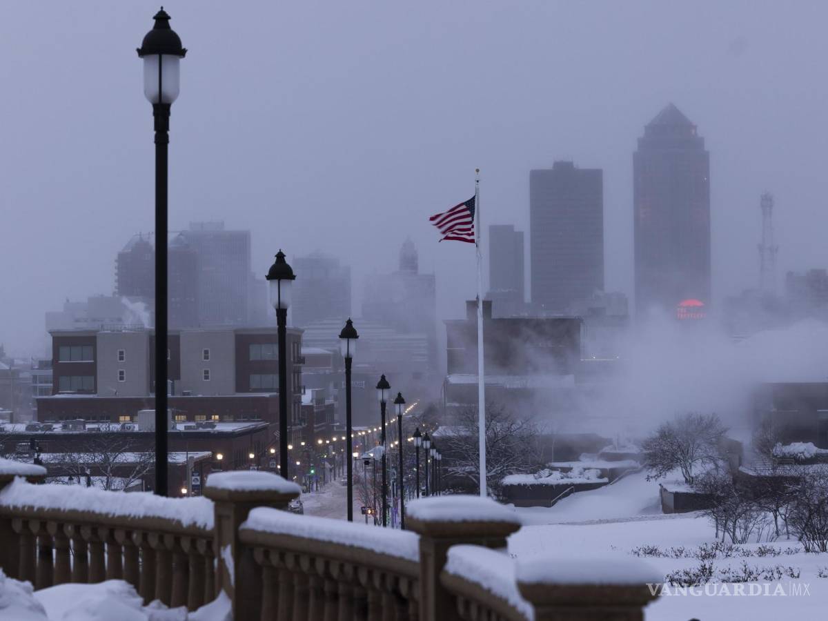 $!Una vista del centro de la ciudad mientras las temperaturas caen a niveles peligrosamente fríos debido a una masa de aire ártico después de una tormenta de nieve ayer en Des Moines, Iowa.