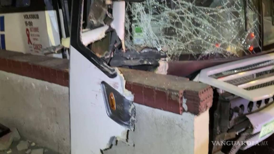 Aparatoso accidente en la Zona Centro de Saltillo en contra de un camión de transporte de personal, deja cuantiosos daños materiales