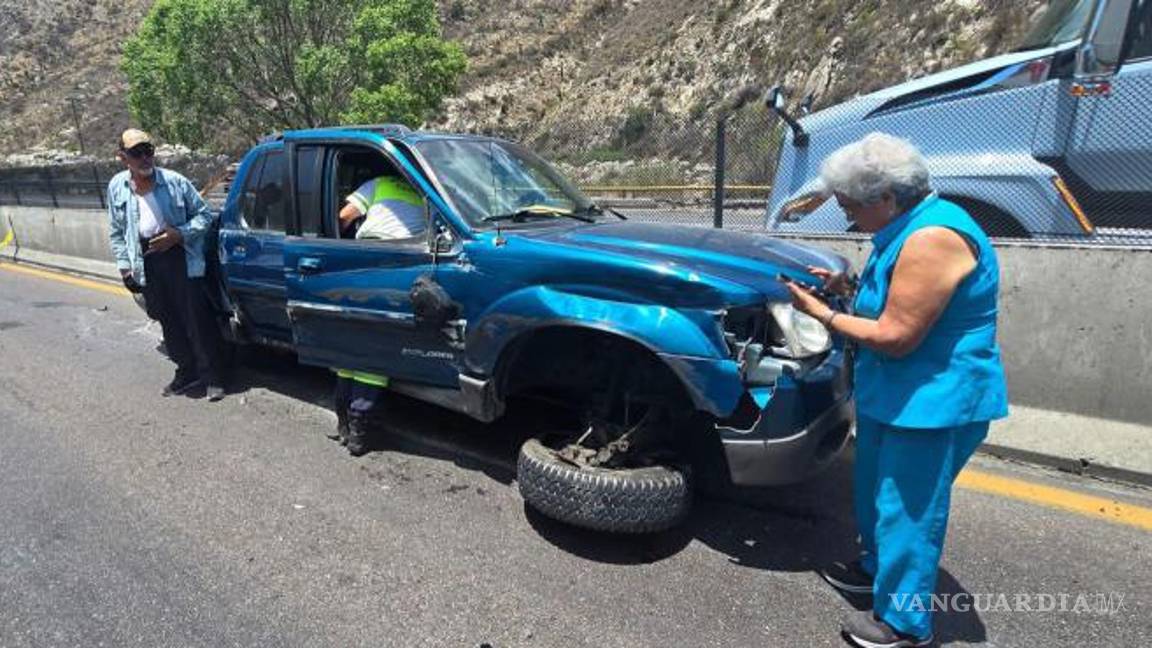 $!Socorristas de Capufe atendieron a los ocupantes del vehículo, entre ellos un menor, quienes no sufrieron lesiones graves.