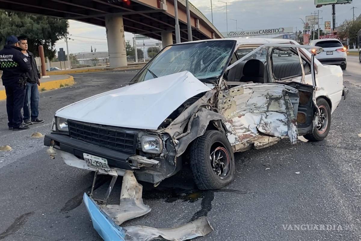 Saltillo: joven conductora se atraviesa al paso de patrulla y termina con su auto destrozado