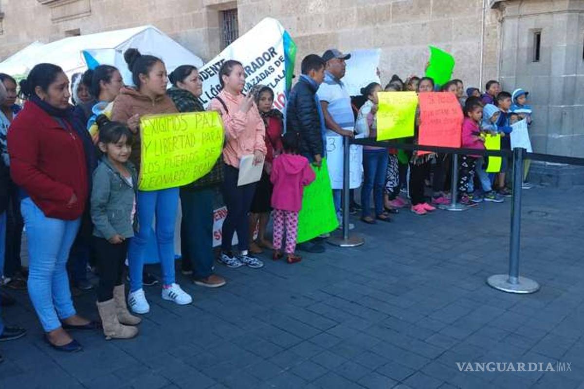 $!AMLO no ha recibido a desplazados de Guerrero, cumplen una semana frente a Palacio Nacional