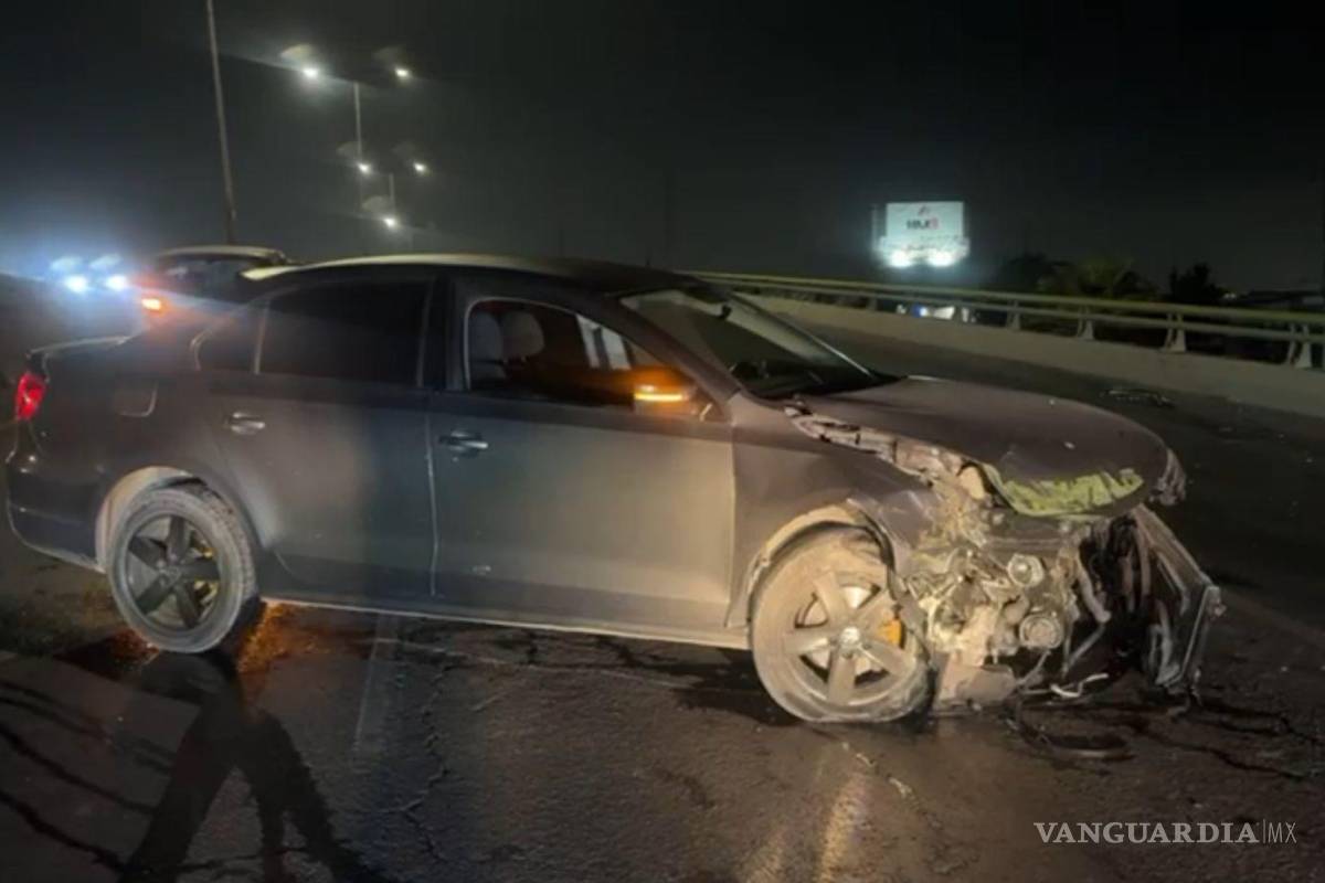 Choca ebrio contra barrera metálica en bulevar Fundadores, en Saltillo; es detenido