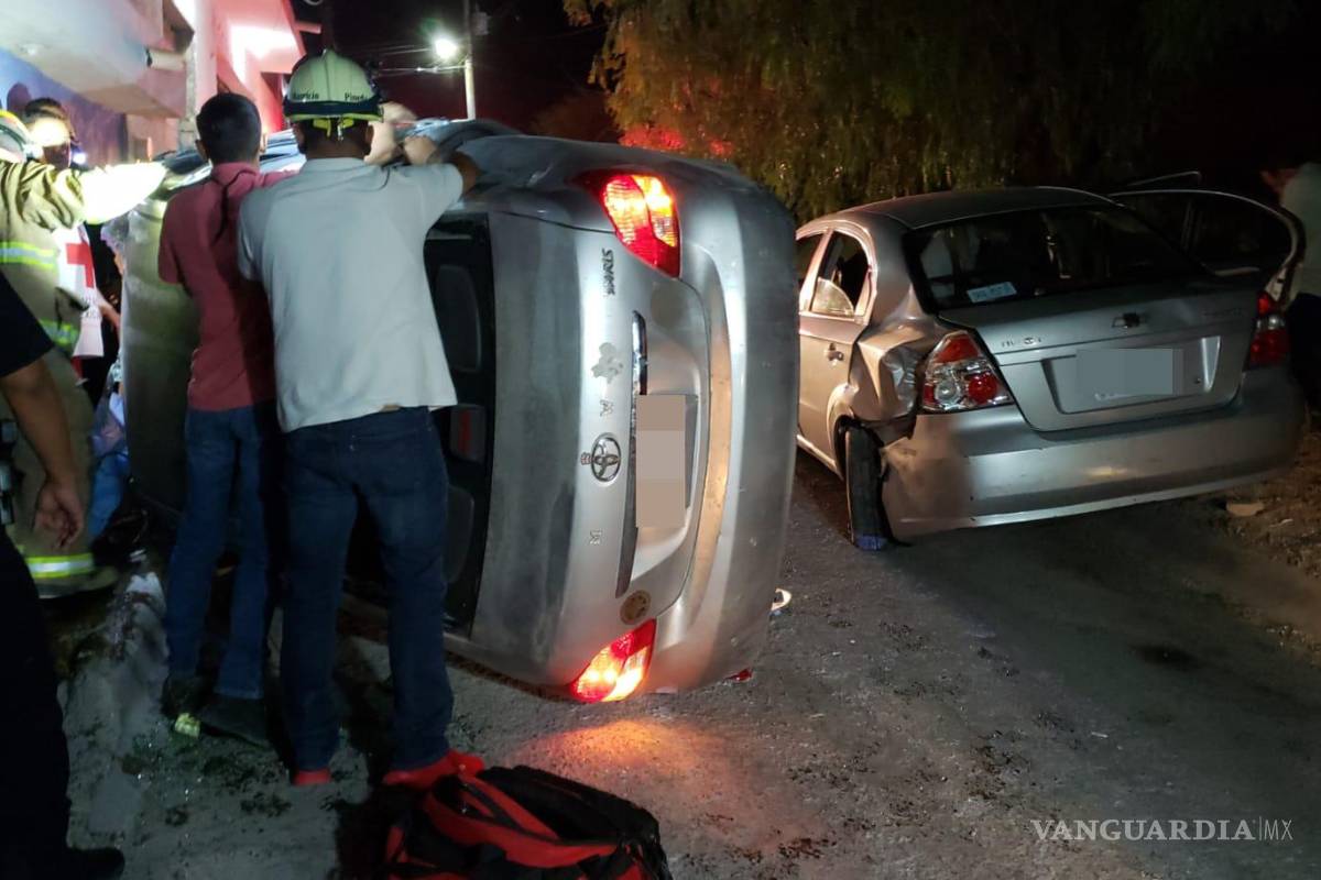 Joven queda atrapada dentro de su auto tras volcar en Parras; aparentemente conducía a exceso de velocidad