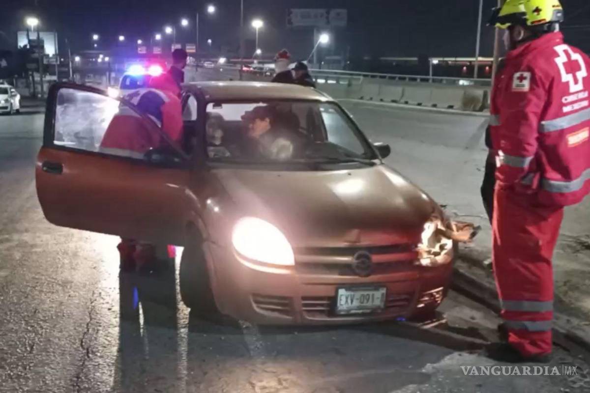 $!Paramédicos de la Cruz Roja brindaron atención a una mujer que viajaba como copiloto.