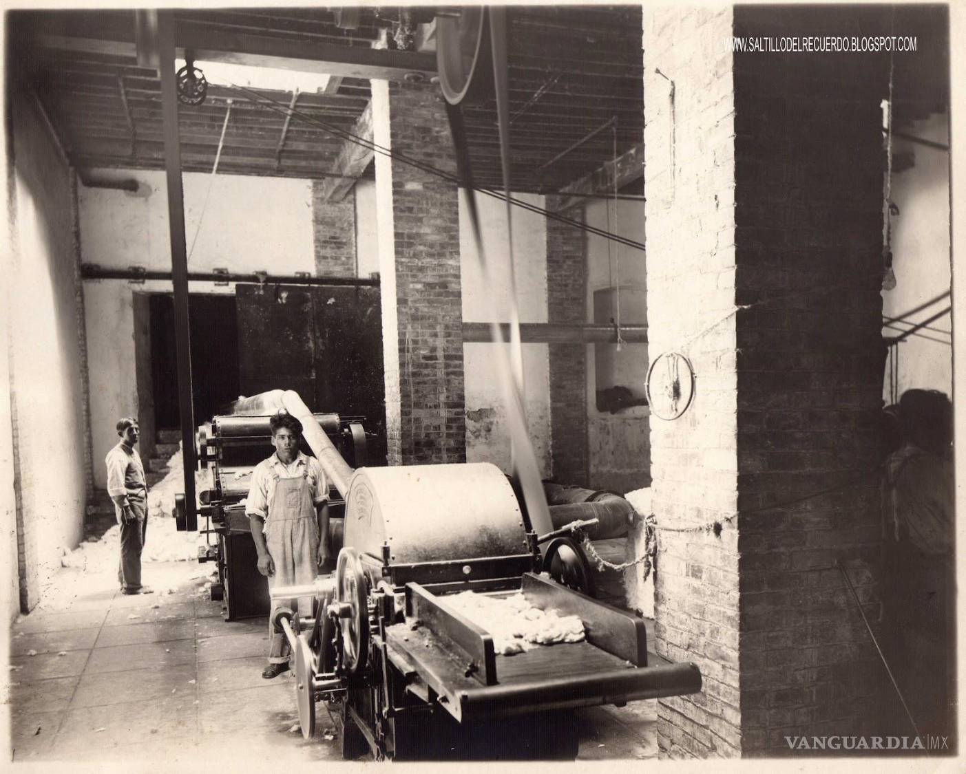 $!Trabajadores y maquinaria en el interior de la fábrica de hilados y tejidos La Bella Unión, ubicada en Arteaga. Las fotografías permiten observar el sistema de poleas, bandas, recipientes y máquinas alrededor del cual se organizaba el procesamiento de las fibras textiles. La fábrica incorporó a parte de la población campesina de la región al trabajo industrial y convirtió el espacio productivo en el centro de la vida laboral y familiar de varias generaciones.