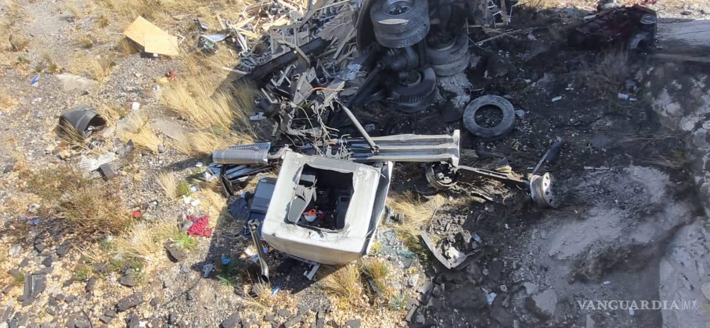 Trailero destroza su unidad en el tramo Saltillo-Los Chorros; resulta grave