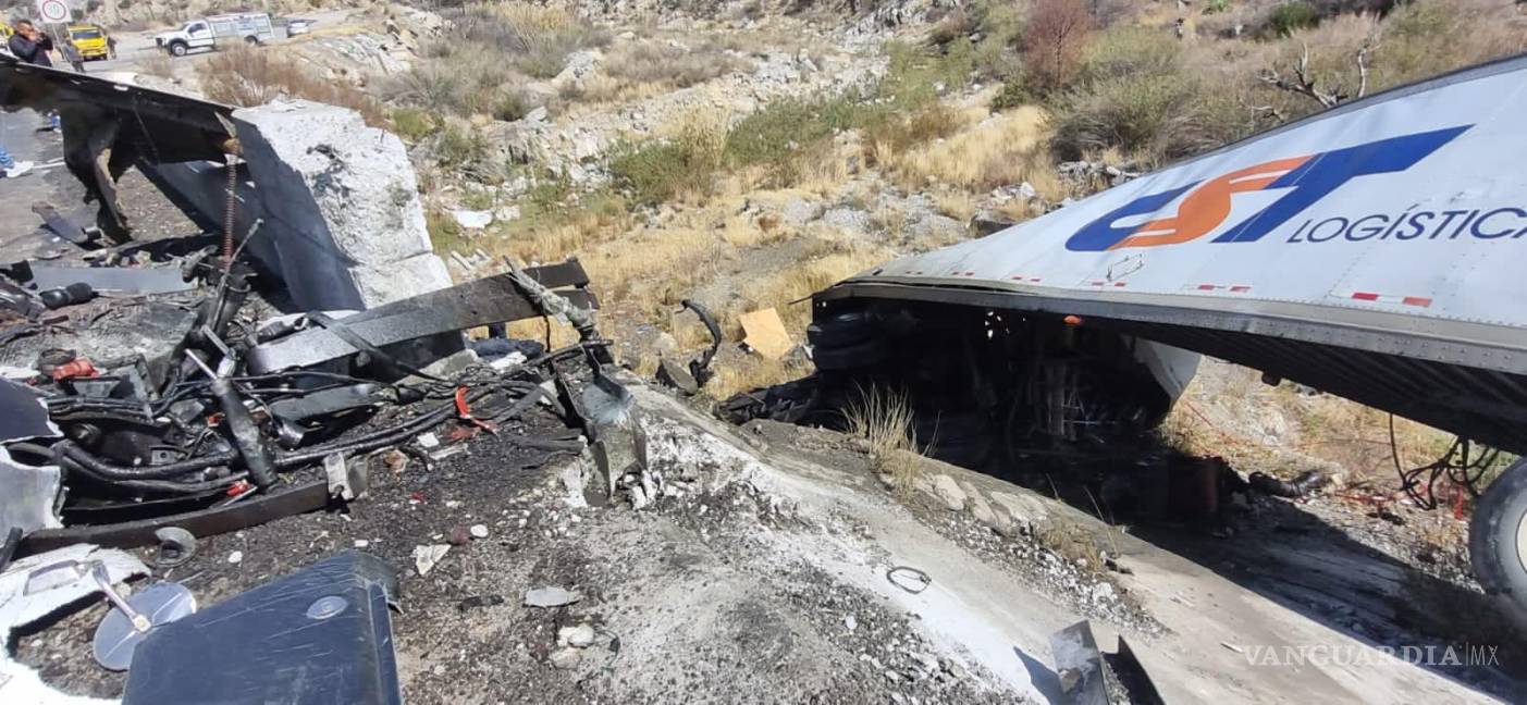 Trailero destroza su unidad en el tramo Saltillo-Los Chorros; resulta grave