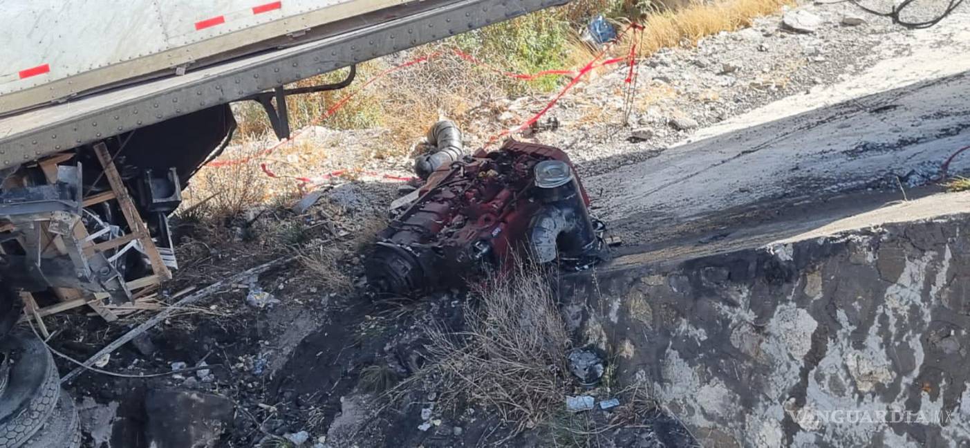Trailero destroza su unidad en el tramo Saltillo-Los Chorros; resulta grave