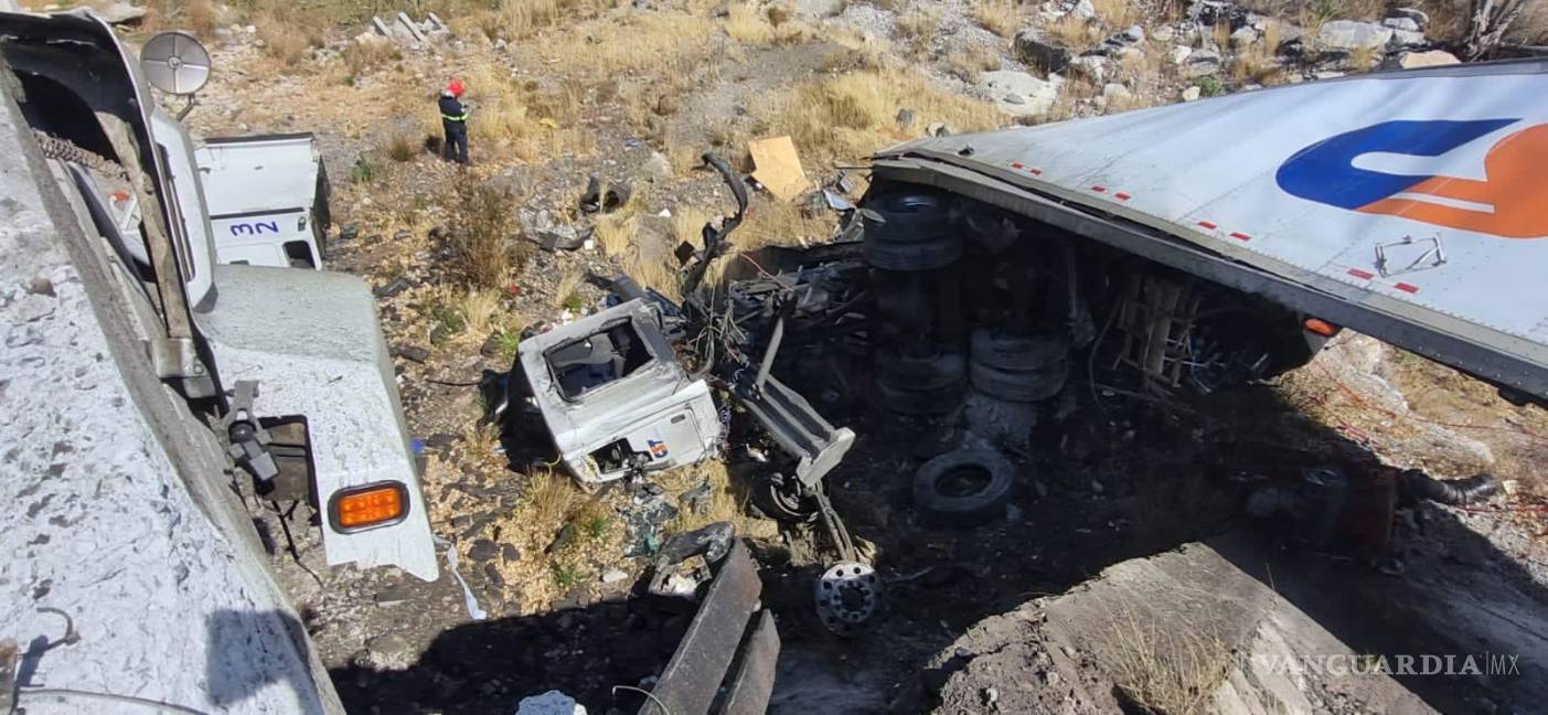 Trailero destroza su unidad en el tramo Saltillo-Los Chorros; resulta grave