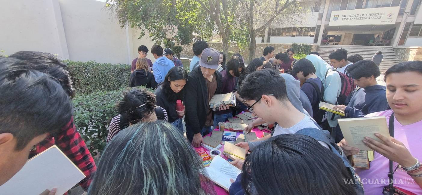 $!Diversidad de géneros y disciplinas en ‘El Stand de los Libros’, con volúmenes disponibles de ciencias exactas, humanidades, literatura, pedagogía y más.