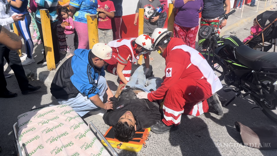 Saltillo: Imprudente motociclista menor de edad ignora ‘alto’ y termina lesionado